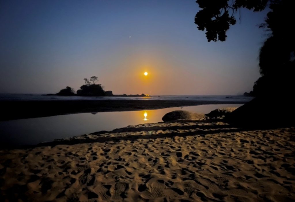 nascer_da_lua_praia_de_castelhanos_ilhabela